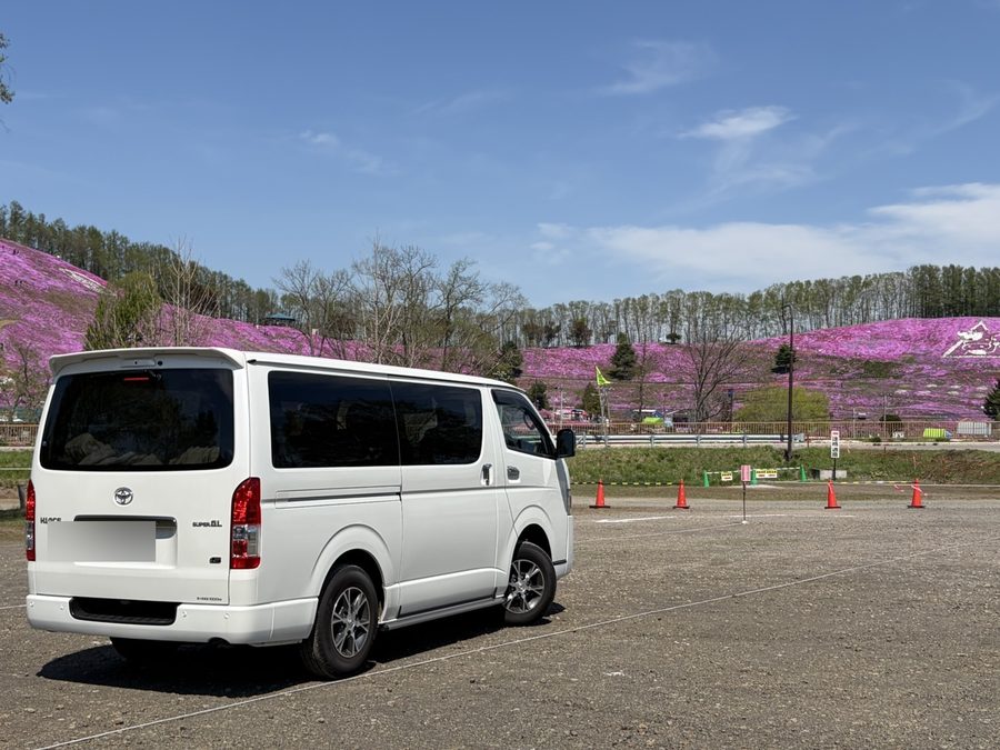 北海道のロケーションに駐車したハイエース