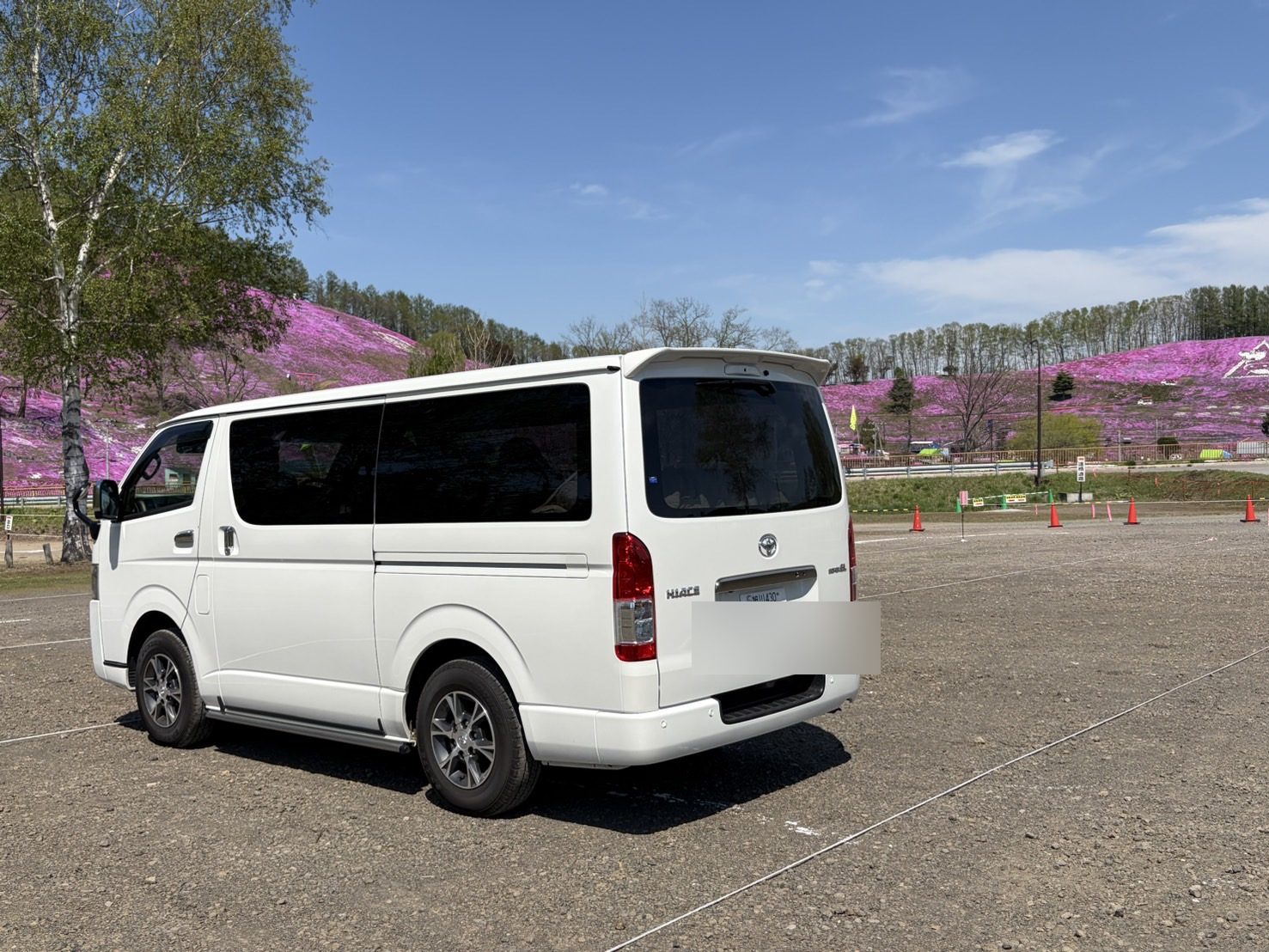 芝桜の丘に佇むハイエース（北海道・東藻琴）